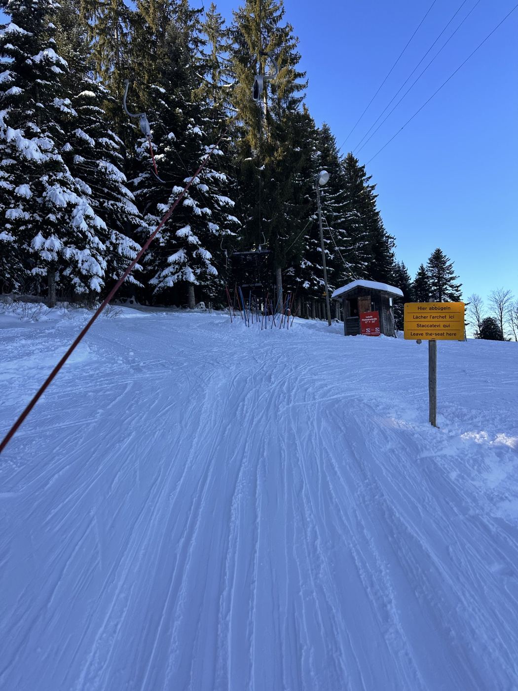 Bergstation mit Schild «Hier abbügeln»